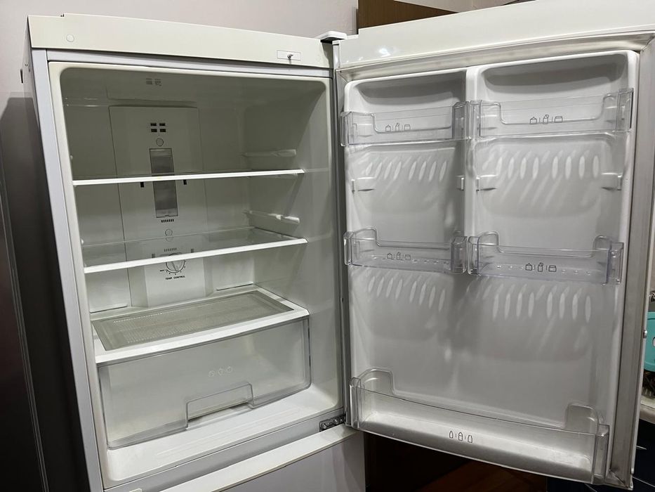 Холодильник LG с морозильником