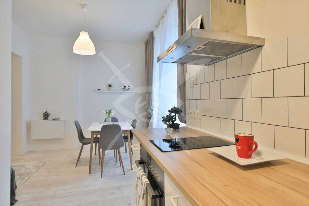 Продава се Тристаен апартамент в София, Център - 87 кв.м за 2931 €/кв.м - Снимка #3