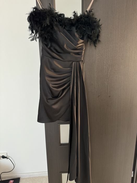 Rochie neagra cu pene