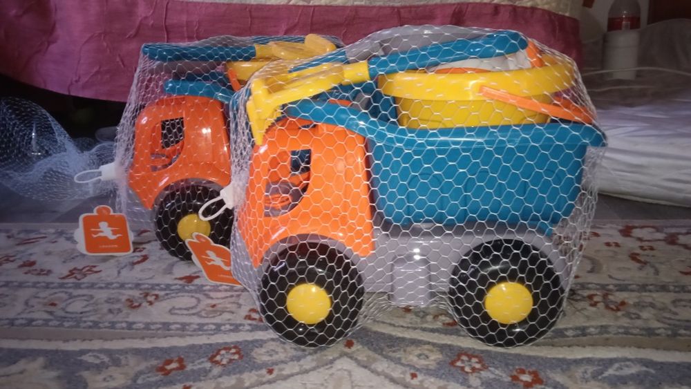 Продам грузовик с набором для песочницы