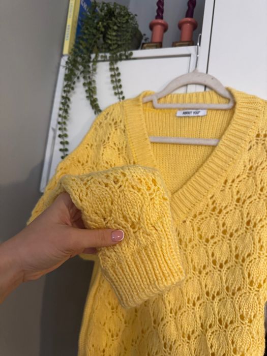 Жълт пуловер плетен About you