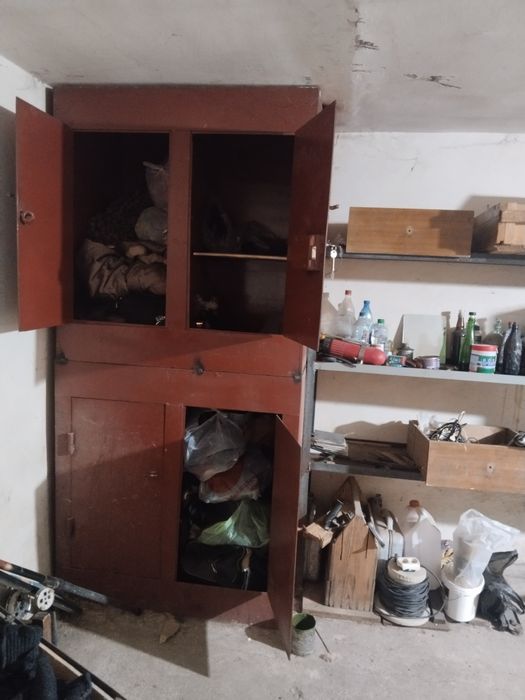 Продается железный шкаф , сейф с ключами.