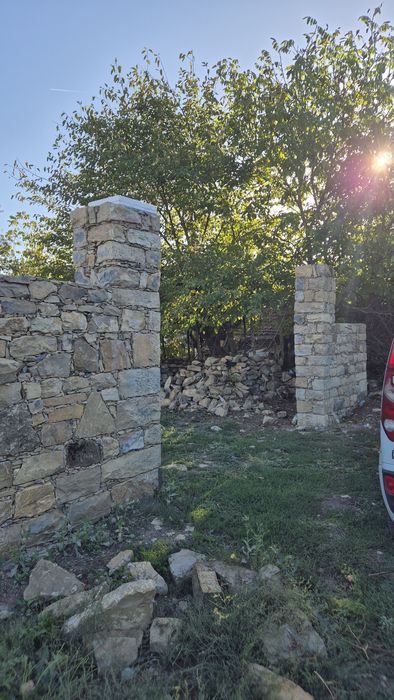 Продавам парцел с нова каменна ограда и 1500кв. с проект за къща 135кв. близо до В.Търново