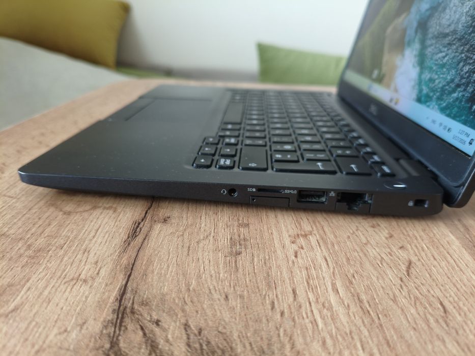 Лаптоп с тъчскрийн Dell Latitude 5300 - i5-8265U, 8GB RAM, 256.  NVMe SSD
