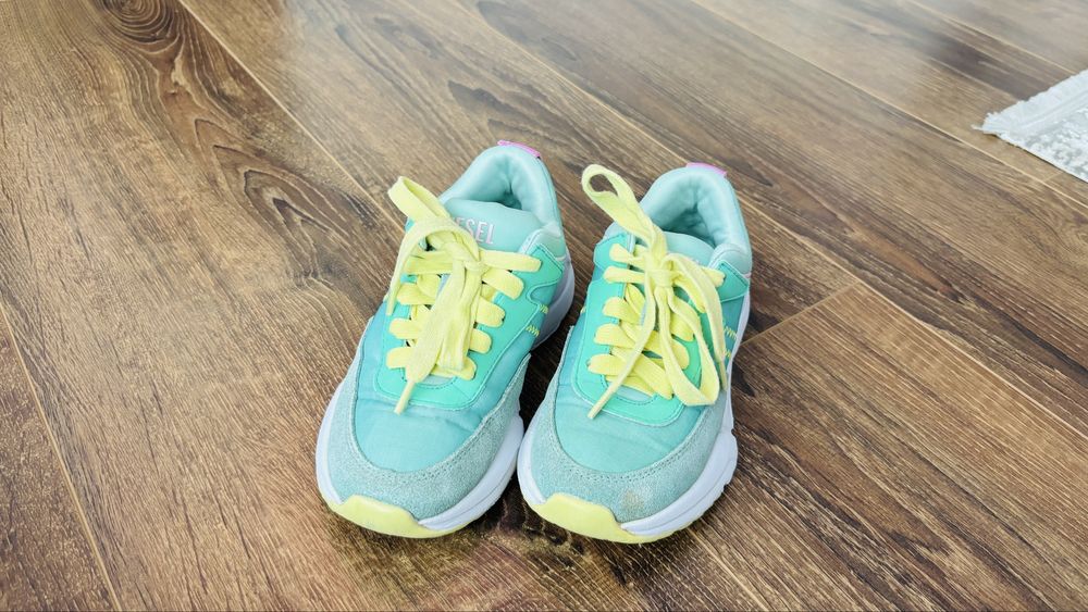 Adidasi/pantofi sport Diesel marimea 30