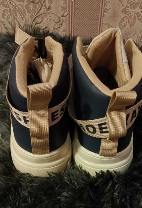 Продам кроссовки новыее