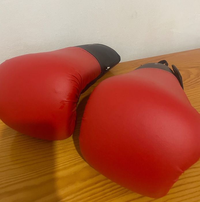 Ръкавици за бокс и бинтове