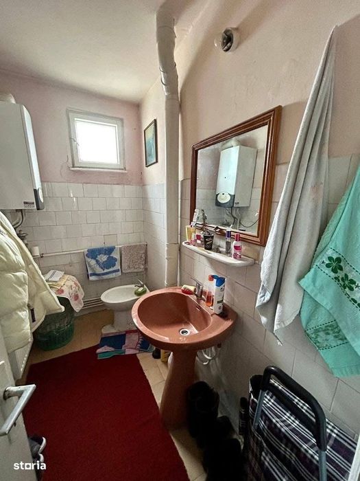 De vanzare apartament cu 3 camere, situat central,spatios,Pret: 55000e