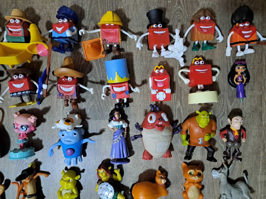 Lot 90 figurine (majoritatea Happy Meal Mc Donalds, anii 2000)