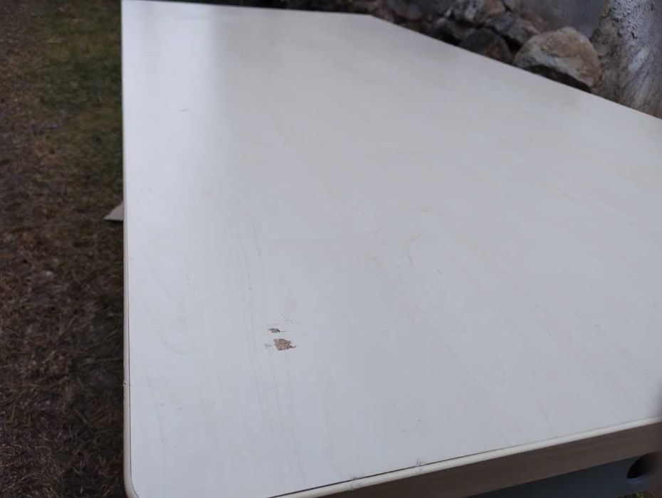 Masa de birou cu picioare reglabile; blat de 180x80 cm; picioare reglabile între 65 și 90 cm.