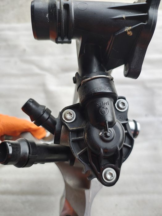 Pompa apa termostat cu suport BMW Seria 5 G30 B48B20B cod 8593269
