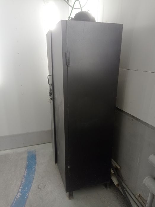 Продаю большой железный шкаф