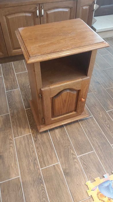 Нощно шкафче  от  масив