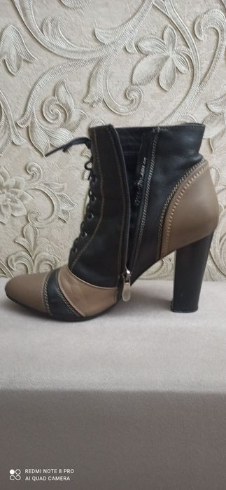 Продам женские ботинки