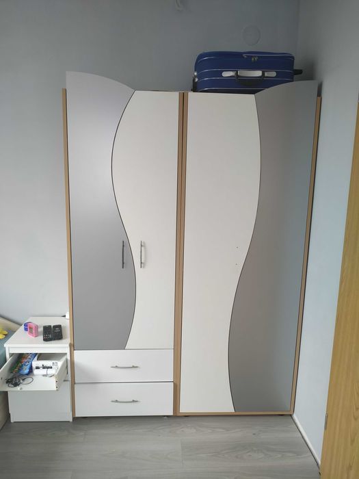 Детска стая, гардероб, легло и нощно шкафче.