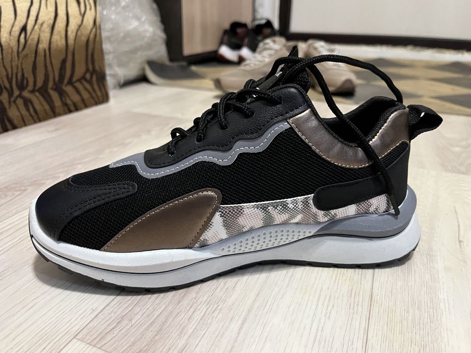 Продам мужские кроссовки