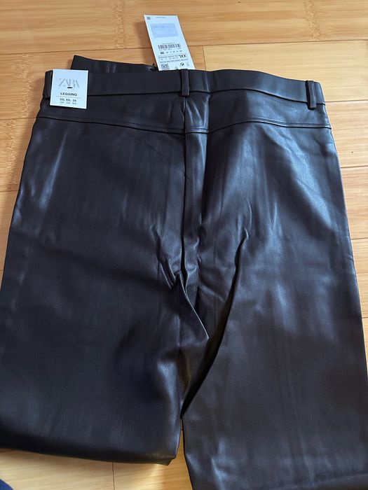 Pantaloni cu efect de piele Zara