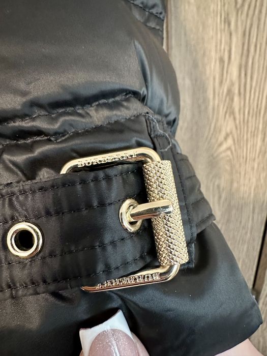 Geaca burberry,aproape noua ,lunga f comoda la purtare,fara defecte,ne