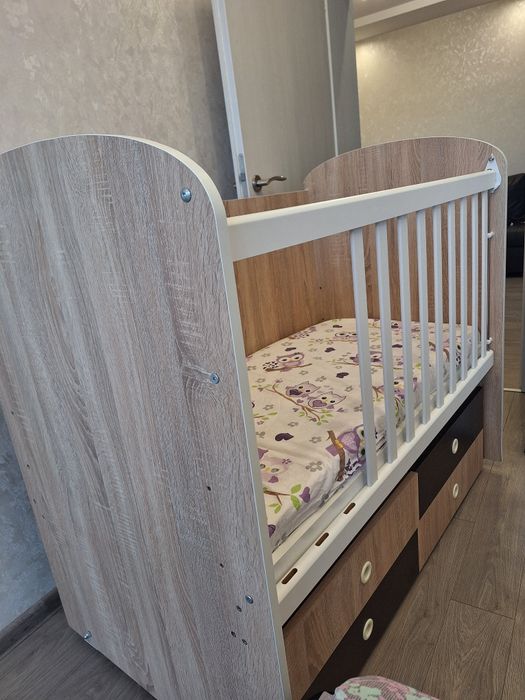 Дървено бебешко легло