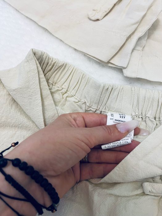 Compleu fete: fustă asian style S + 3 bluzițe + bonus 2 perechi de pantaloni scurți bej