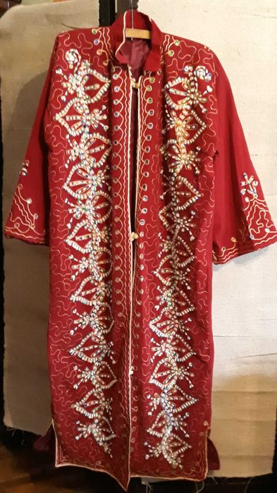 haina  lunga din catifea brodata, cu pietre colorate cusute manual.