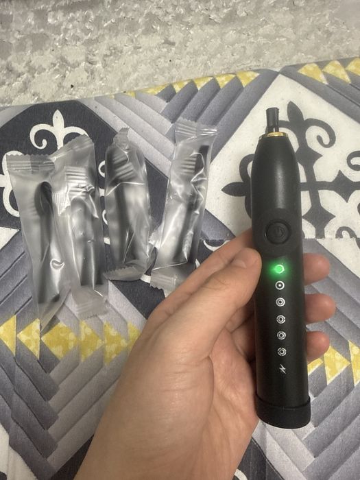 Электрическая зубная щетка