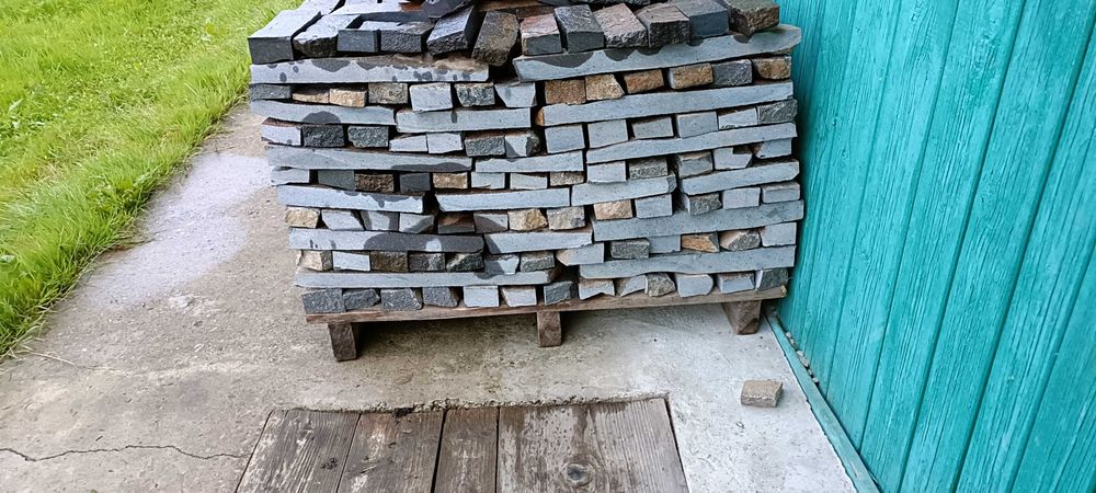 Cărămidă aparentă debitată și piatră decorativă