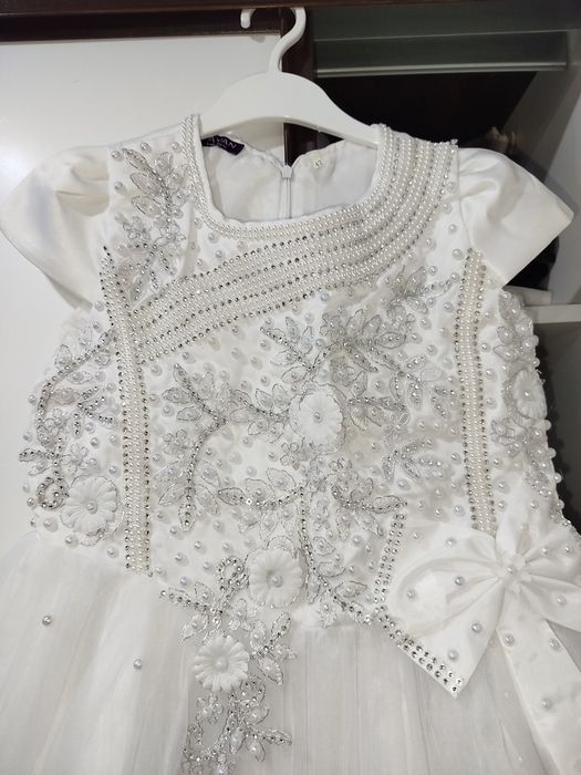 Продам белое платье на девочку