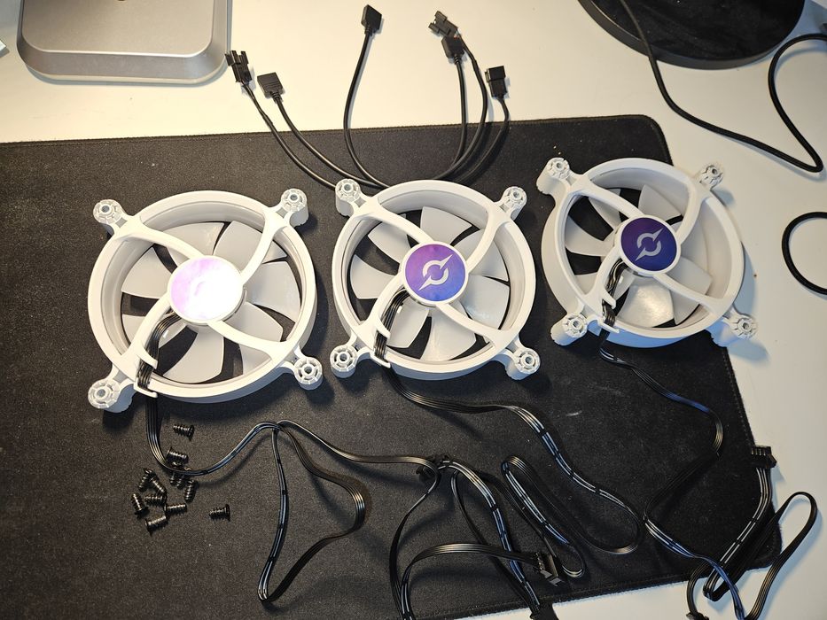Vand 3x ventilatoare AQIRYS Cetus 120mm RGB (4P-12SLI15W-RGB) - Ca noi