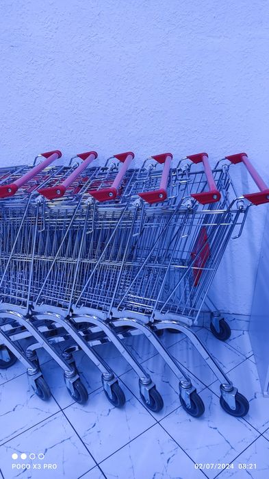 Срочно Холодильник и тележки продается!!