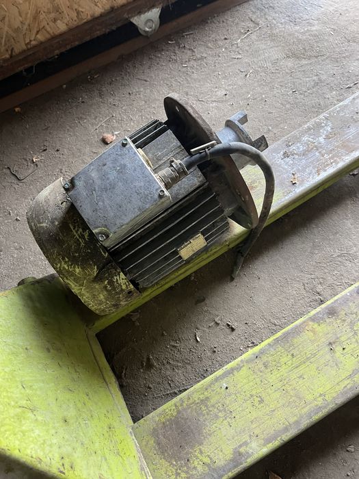 Motor electric 5.5 kw —1.500 rot/min , ten.—220/380 V