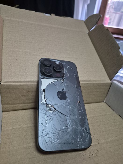 Vând iphone 15 pro 256gb pentru piesă