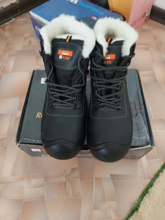 Продаётся спецботинки