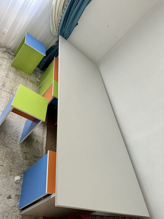 Стол с табуретками для гостинной