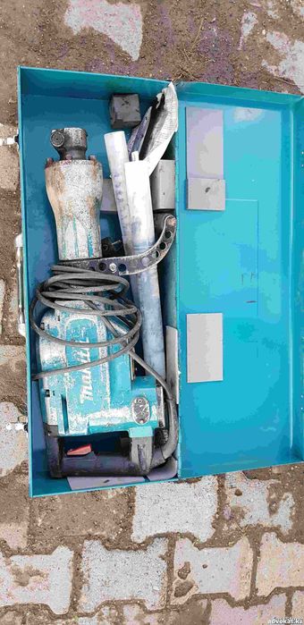 Отбойный молоток Makita HM1306