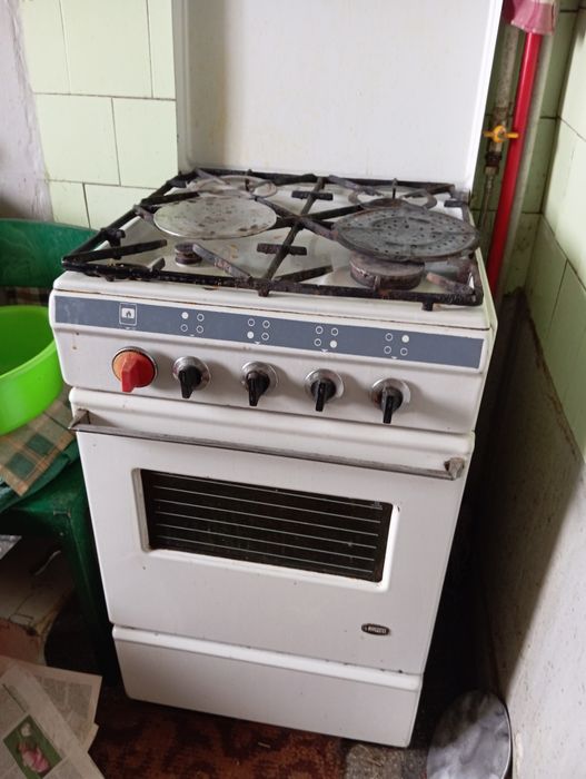 Aragaz vechi cu patru ochiuri și cuptor