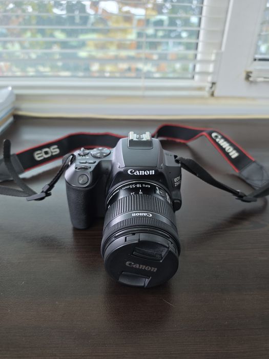 Фотоапарат : Canon EOS 250D