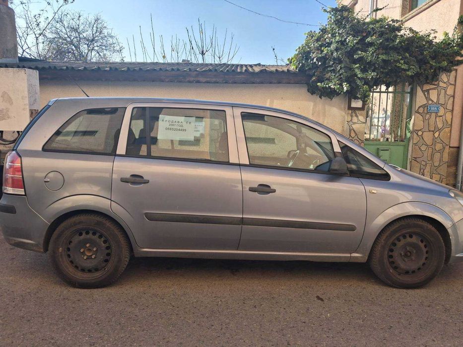 Продавам Опел Зафира