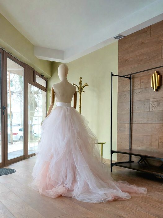 Многослойна булчинска пола с обем и влакче с мек градиент в розаво