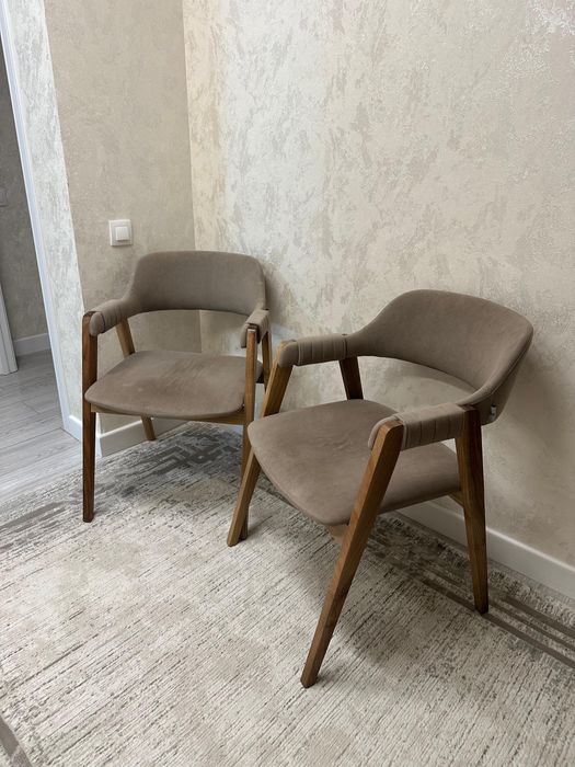 Продается 2 стула в гостиную/кухню