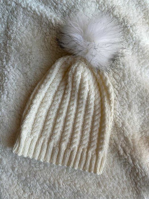 Ръчно изплетени шапки от баба с пухкав помпон