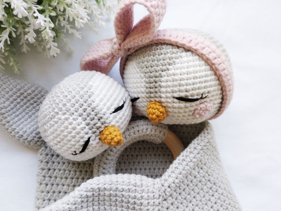 Приятелче за гушкане и плетена дрънкалка