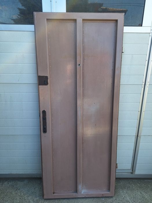 Масивна метална врата с брава и каса