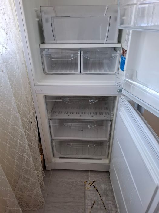 Продам  холодильник  индезит
