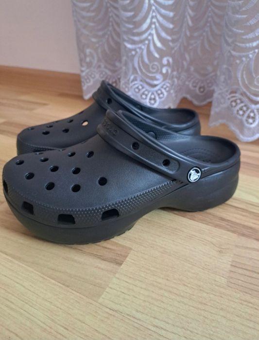 Vand crocs noi, doar probați mărimea 39