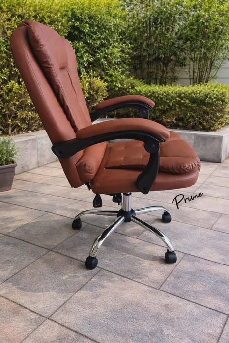 Ергономичен офис стол с лумбална опора от еко кожа