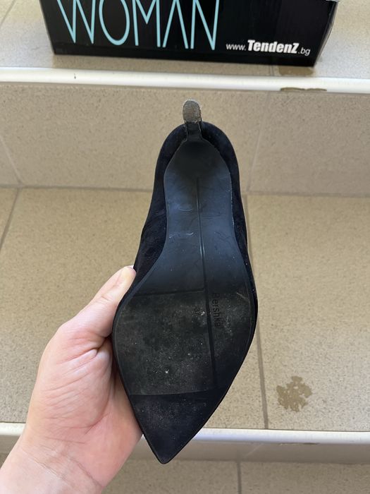 Черни велурени обувки на ток BERSHKA