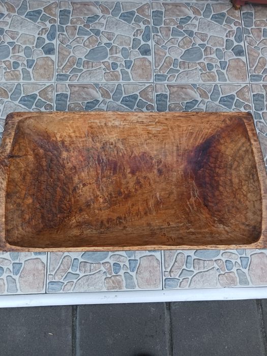 Дървени корита, гаванки, и мъжки кожен колан