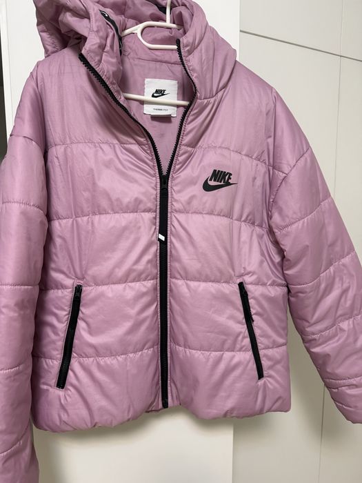 Дамско розово яке Nike