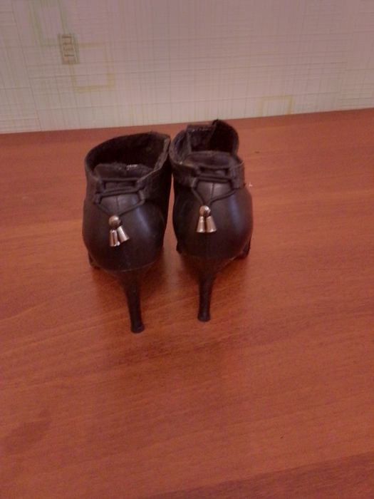 Продаю натуральная кожа полусапожек поралон р 37.